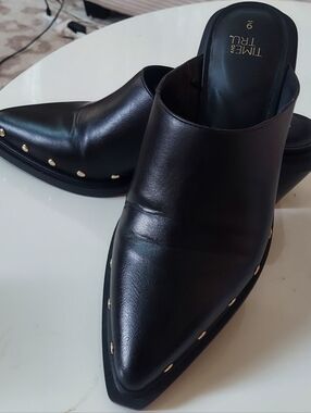 TIME and TRUE  Pointed Black Leather Mule Slides with Gold Studs SZ 9